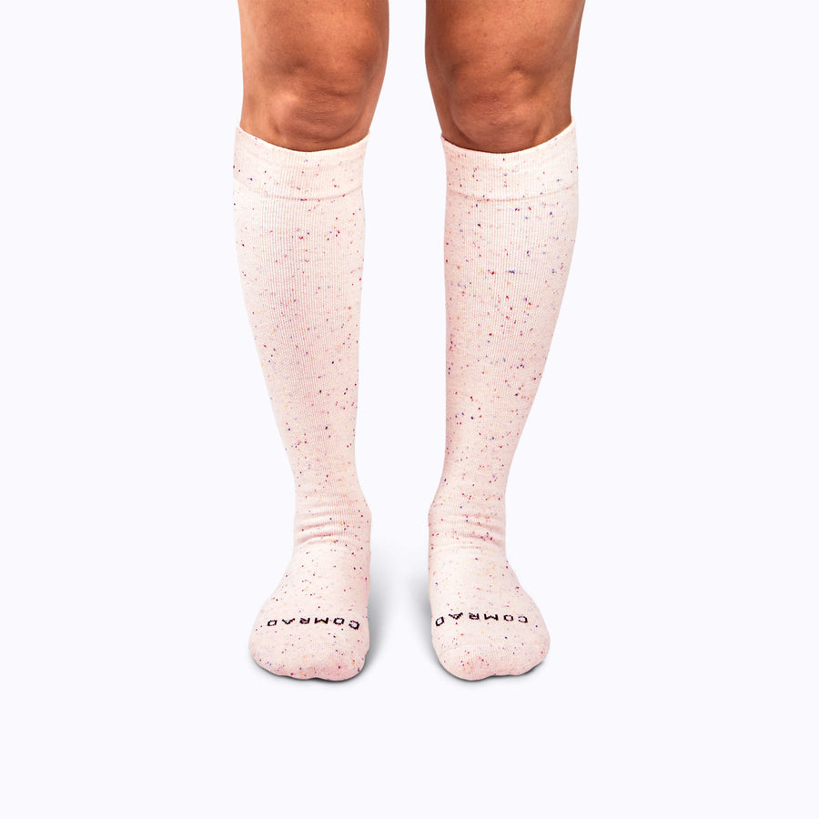 Front view  of feet of recycled cotton socks in rose solid